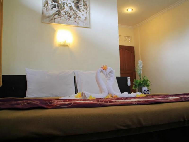 Vaccinated Staff - Oyo 3523 Gong Corner Homestay Kuta Lombok Kültér fotó